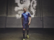 开云官网-温网传统荣耀碾压商业表演赛，蒂姆状态火热预示红土王者草地觉醒？