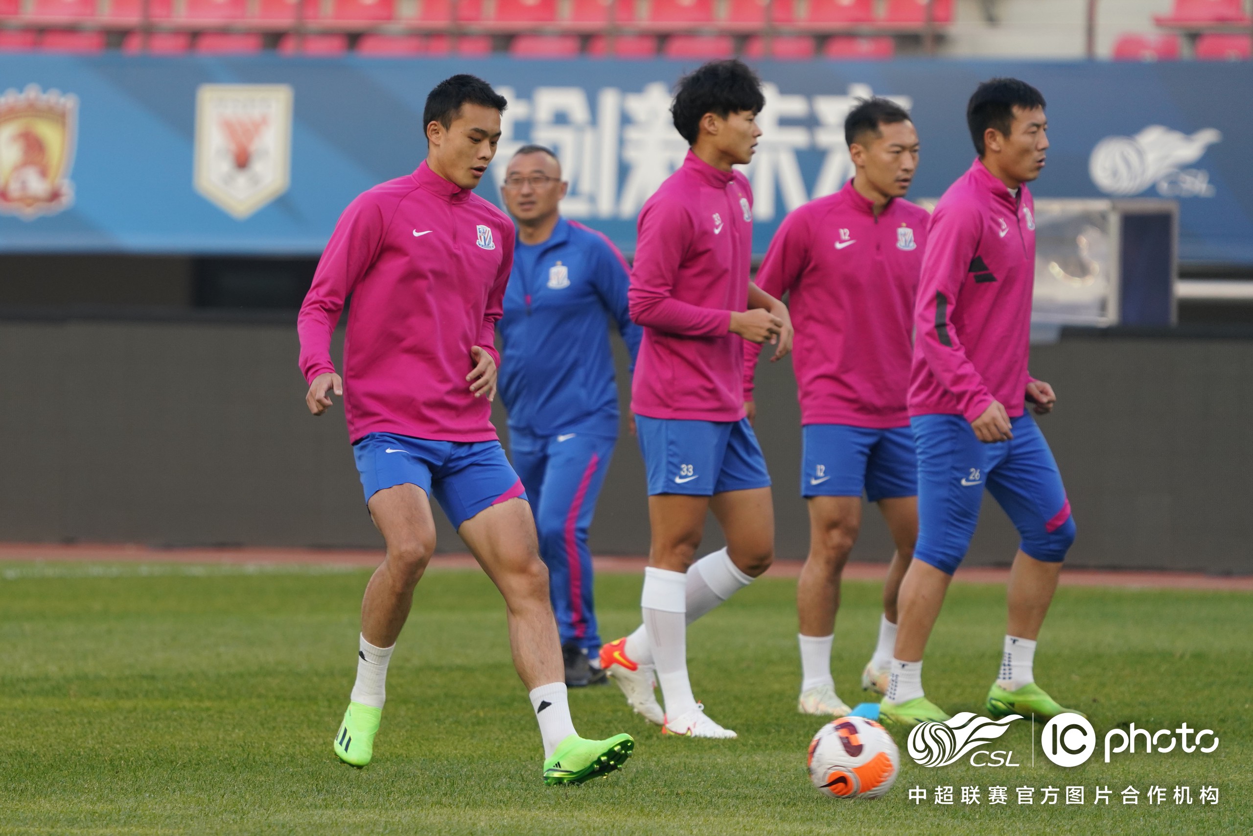 青岛中能队员经过艰苦训练备战比赛,志在打败对手的简单介绍 青岛中能队员经过艰苦训练备战比赛,志在打败对手的简单介绍