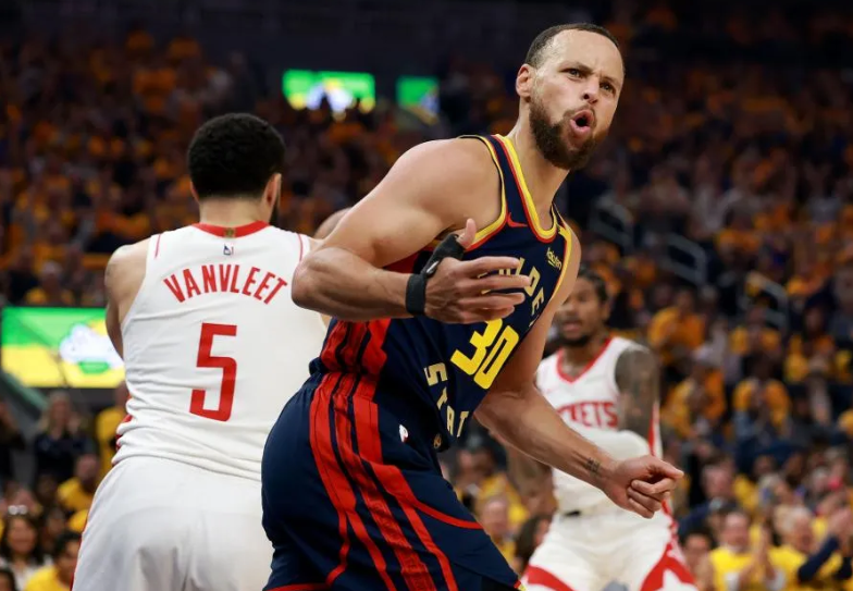 雷霆完胜新疆队,库里状态火热的简单介绍 雷霆完胜新疆队,库里状态火热的简单介绍