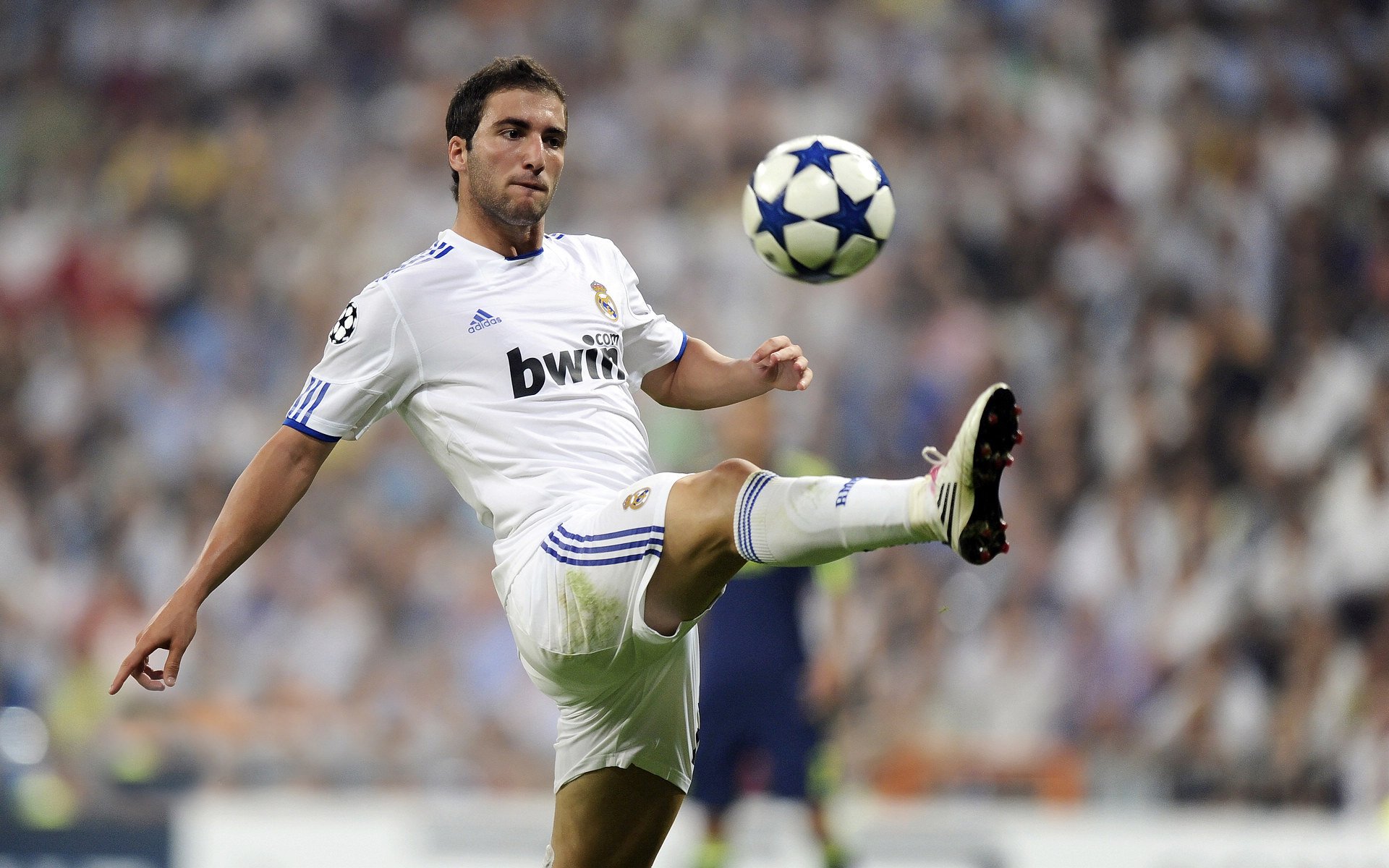 马刺火力全开压制掘金，伦纳德化身关键先生定乾坤