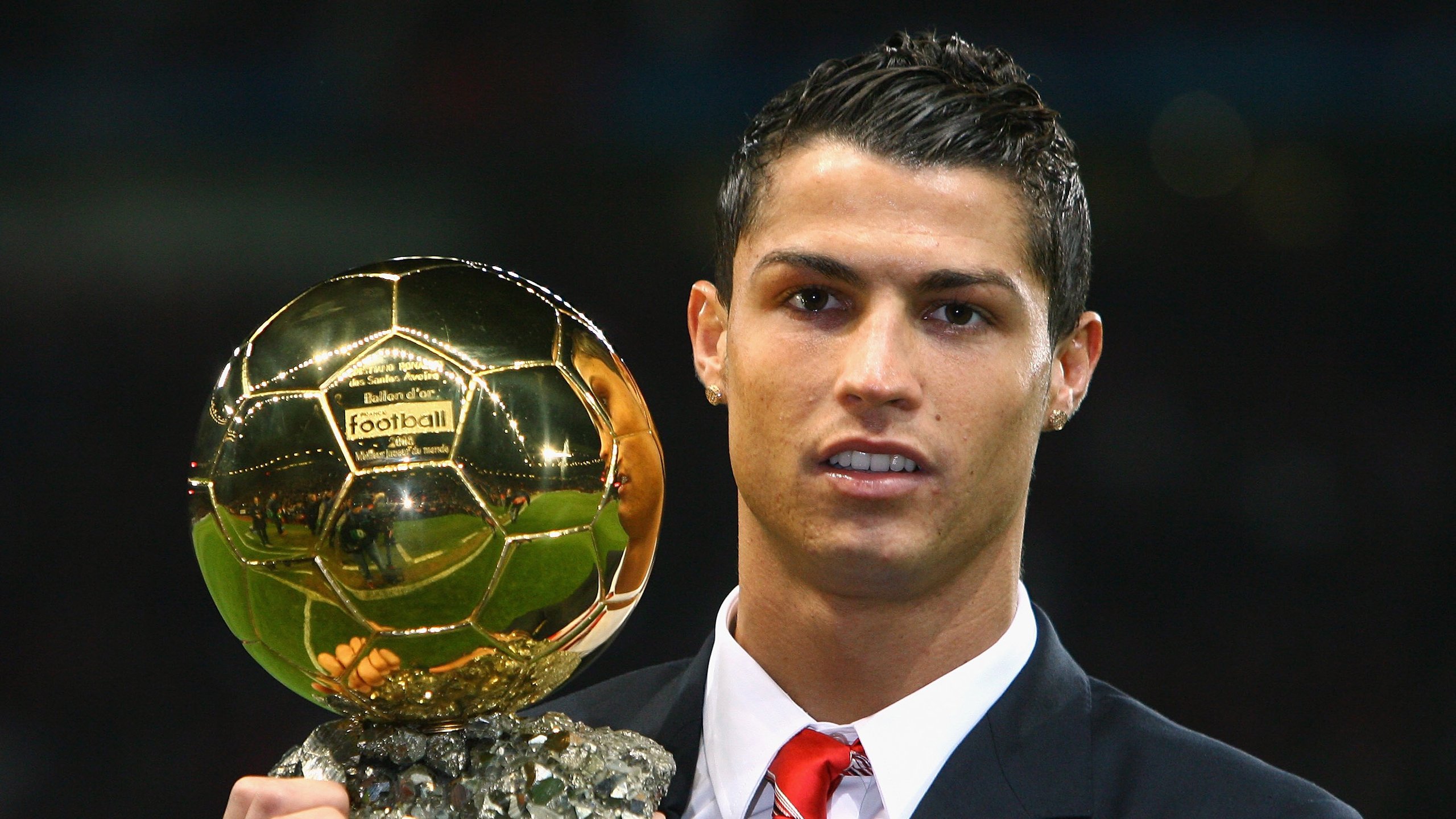 从几内亚的绝境逆袭到阿克的冠军接管,足球世界里的唯一性启示