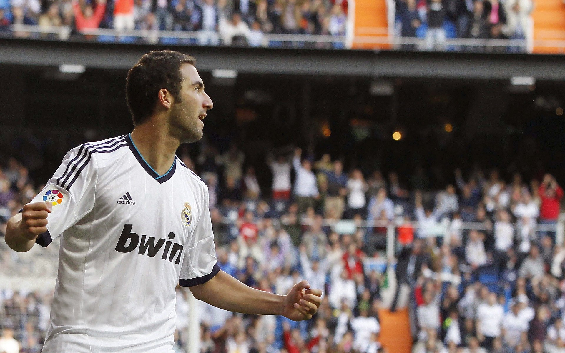 橙衣奇迹与蓝白心脏，当荷兰加时击碎巴西，梅西以关键之名定义时代